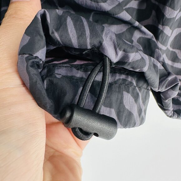 Fabletics Oversized Flyweight Pewter Gray Zebra Print Reflective Windbreaker XL - Picture 6 of 12